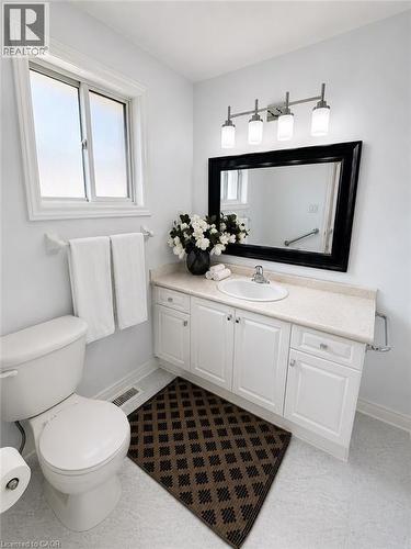 4-piece Ensuite Bathroom - 7 Spitfire Drive, Mount Hope, ON - Indoor Photo Showing Bathroom