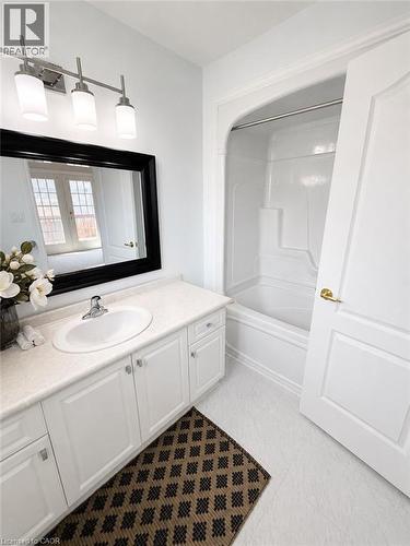 4-piece Ensuite Bathroom - 7 Spitfire Drive, Mount Hope, ON - Indoor Photo Showing Bathroom
