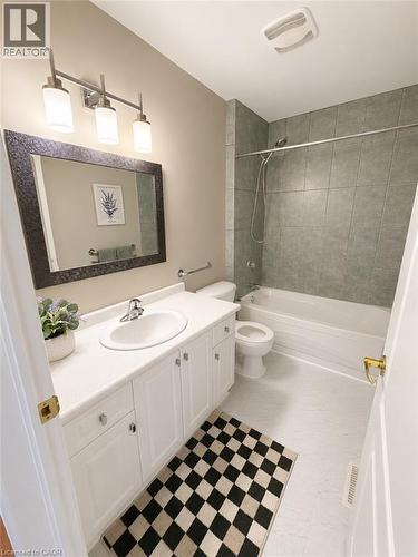 4-piece Bathroom - 7 Spitfire Drive, Mount Hope, ON - Indoor Photo Showing Bathroom