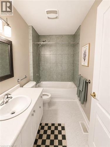4-piece Bathroom - 7 Spitfire Drive, Mount Hope, ON - Indoor Photo Showing Bathroom