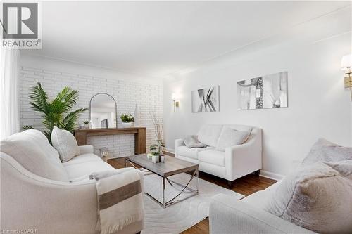 386 Patricia Drive, Burlington, ON - Indoor Photo Showing Living Room