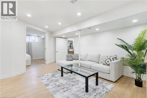386 Patricia Drive, Burlington, ON - Indoor Photo Showing Living Room