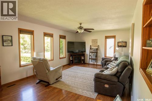 447 1St Street E, Annaheim, SK - Indoor Photo Showing Living Room