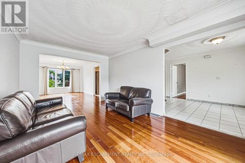 21 Moss Boulevard, Hamilton, ON - Indoor Photo Showing Living Room