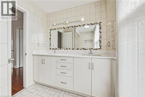 21 Moss Boulevard, Dundas, ON - Indoor Photo Showing Bathroom