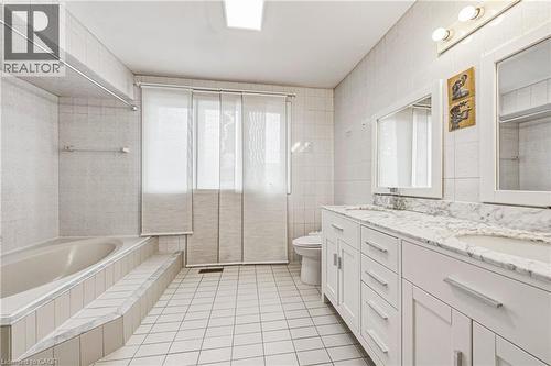 21 Moss Boulevard, Dundas, ON - Indoor Photo Showing Bathroom