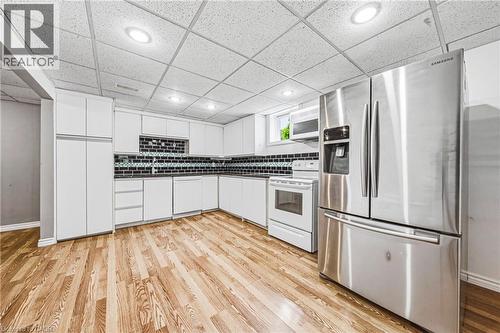 21 Moss Boulevard, Dundas, ON - Indoor Photo Showing Kitchen