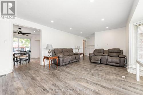 95 Mcclellan Road, Ottawa, ON - Indoor Photo Showing Living Room