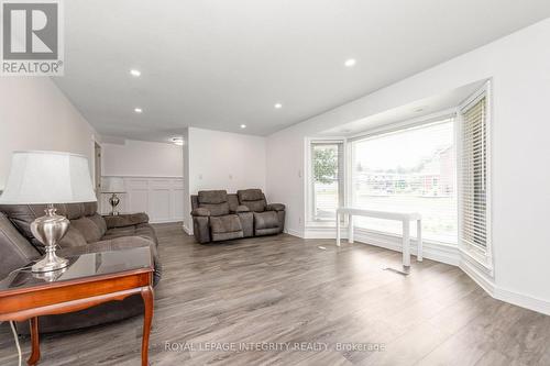95 Mcclellan Road, Ottawa, ON - Indoor Photo Showing Living Room