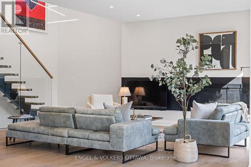 736 Sherbourne Road, Ottawa, ON - Indoor Photo Showing Living Room