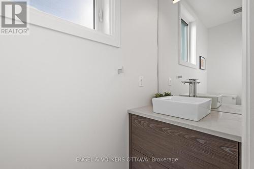 736 Sherbourne Road, Ottawa, ON - Indoor Photo Showing Bathroom