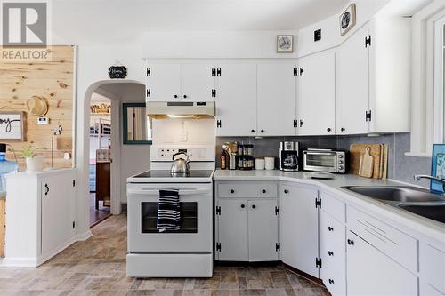 1750 Queen St E, Sault Ste. Marie, ON - Indoor Photo Showing Kitchen With Double Sink