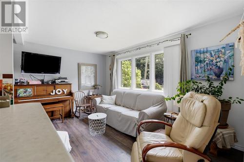 1750 Queen St E, Sault Ste. Marie, ON - Indoor Photo Showing Living Room