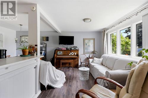 1750 Queen St E, Sault Ste. Marie, ON - Indoor Photo Showing Living Room