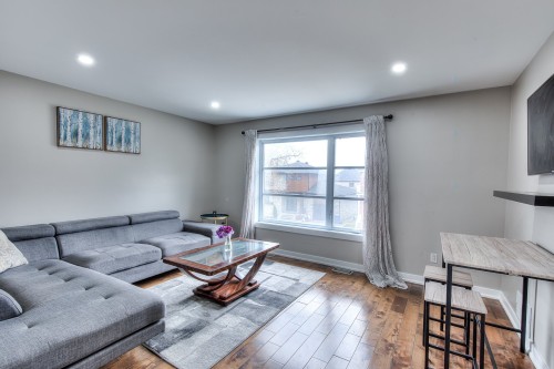 Family Room - 563 Rue Jetté, Laval (Sainte-Dorothée), QC - Indoor Photo Showing Living Room