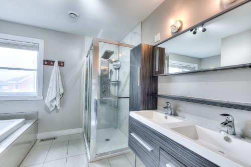 Bathroom - 563 Rue Jetté, Laval (Sainte-Dorothée), QC - Indoor Photo Showing Bathroom