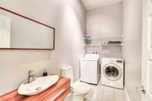 Powder room - 563 Rue Jetté, Laval (Sainte-Dorothée), QC - Indoor Photo Showing Laundry Room