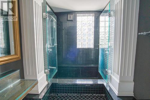 Step in shower/tub combo - 300 St Andrew Street, Ottawa, ON - Indoor