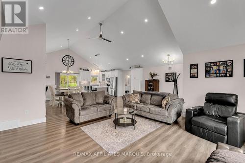 9517 County Road 42 Road, Rideau Lakes, ON - Indoor Photo Showing Living Room