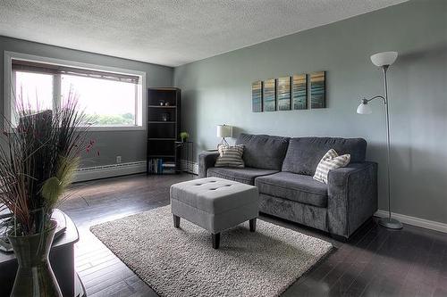 303-23 Lyndale Dr, Winnipeg, MB - Indoor Photo Showing Living Room
