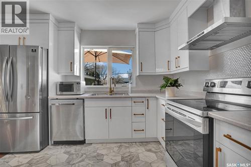 2406 Preston Avenue S, Saskatoon, SK - Indoor Photo Showing Kitchen