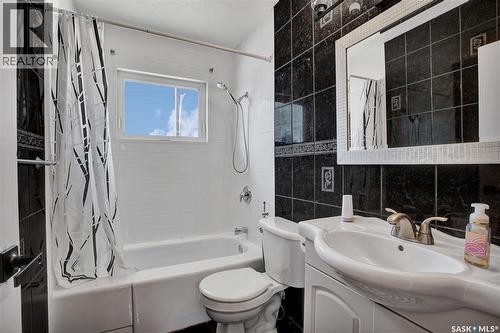 2406 Preston Avenue S, Saskatoon, SK - Indoor Photo Showing Bathroom