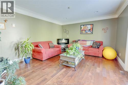 503 Regent, St. Clair Beach, ON - Indoor Photo Showing Living Room