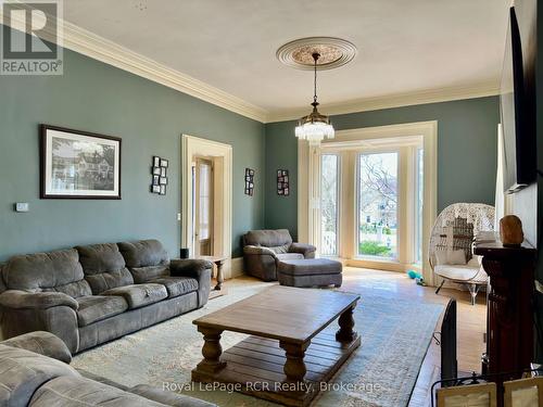 388 Durham Road E, West Grey, ON - Indoor Photo Showing Living Room