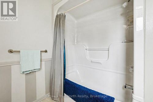 2nd floor main bath - 41 Aldgate Crescent, Ottawa, ON - Indoor Photo Showing Bathroom