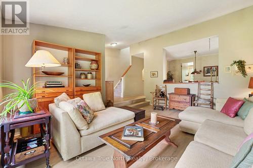 41 Aldgate Crescent, Ottawa, ON - Indoor Photo Showing Living Room