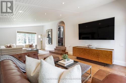 27 Poplar Crescent, Ramara, ON - Indoor Photo Showing Living Room