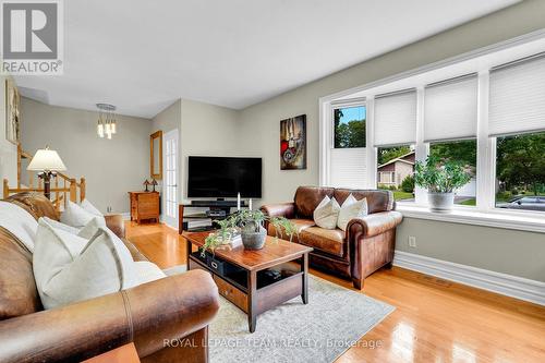 2250 Urbandale Drive, Ottawa, ON - Indoor Photo Showing Living Room