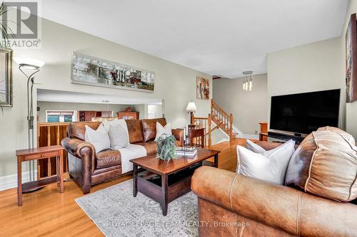 2250 Urbandale Drive, Ottawa, ON - Indoor Photo Showing Living Room