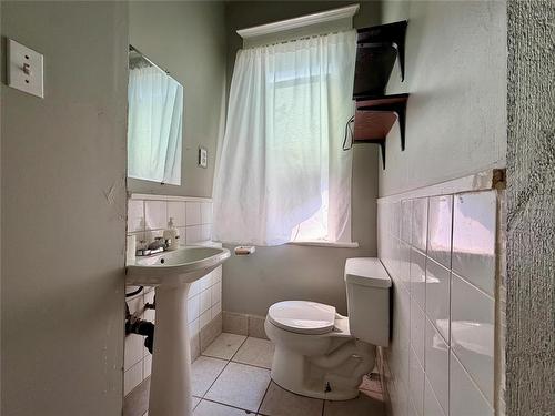 374 Des Meurons Street, Winnipeg, MB - Indoor Photo Showing Bathroom