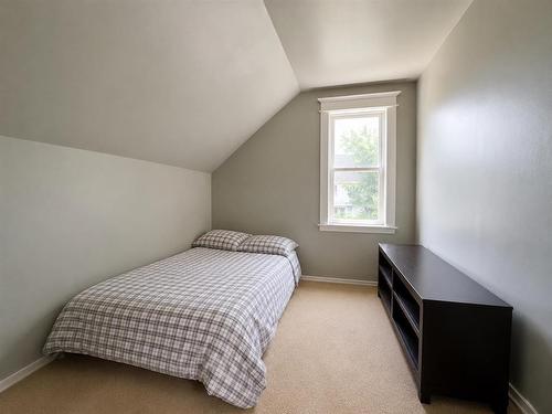 374 Des Meurons Street, Winnipeg, MB - Indoor Photo Showing Bedroom