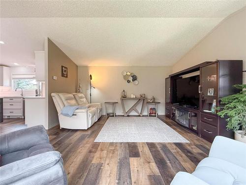 37 Eagle Way, Brandon, MB - Indoor Photo Showing Living Room