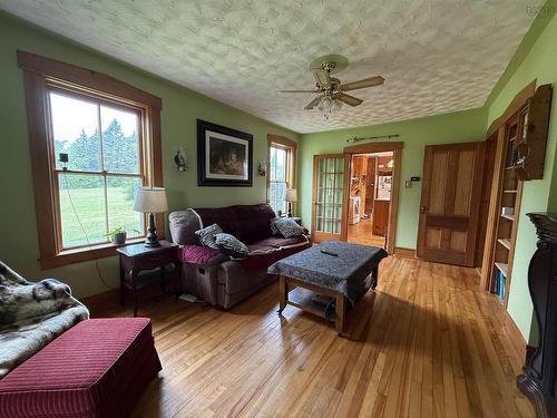 22 Hogg Lane, Sheet Harbour, NS - Indoor Photo Showing Living Room