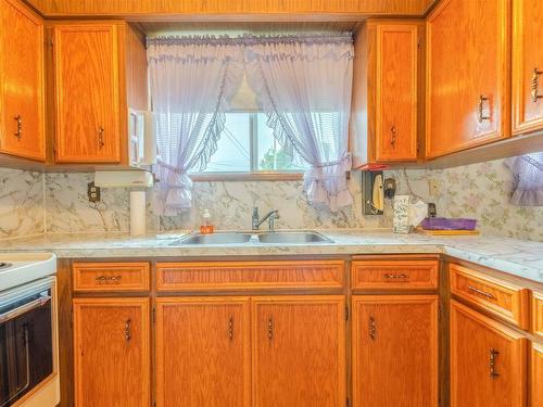 283 Carl Avenue E, Thunder Bay, ON - Indoor Photo Showing Kitchen With Double Sink