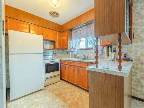 283 Carl Avenue E, Thunder Bay, ON - Indoor Photo Showing Kitchen