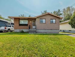 283 CARL Avenue E Thunder Bay, ON P7B 4Z6