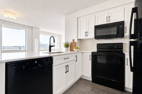 Kitchen - 2009-650 Rue Jean-D'Estrées, Montréal (Ville-Marie), QC - Indoor Photo Showing Kitchen