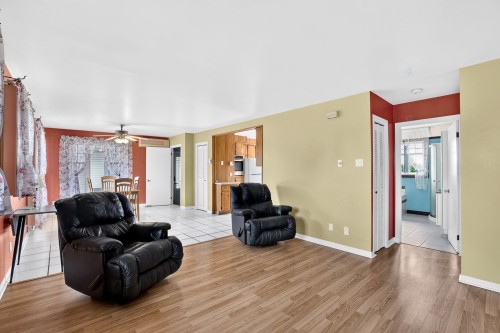 Salon - 14 Rue Henri, Saint-Esprit, QC - Indoor