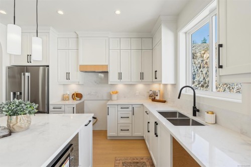 830 Blackbird Pl, Langford, BC - Indoor Photo Showing Kitchen With Double Sink With Upgraded Kitchen