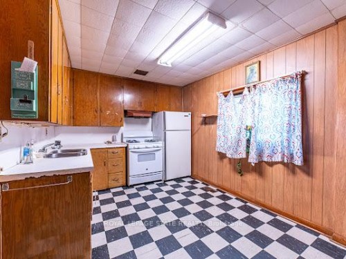 35 Sherman Avenue N, Hamilton, ON - Indoor Photo Showing Kitchen