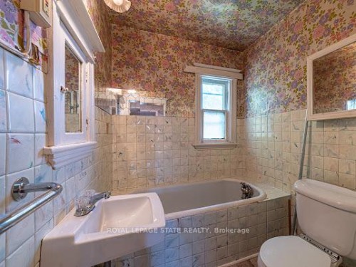 35 Sherman Avenue N, Hamilton, ON - Indoor Photo Showing Bathroom
