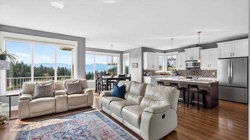 2425 Tallus Heights Drive, West Kelowna, BC - Indoor Photo Showing Living Room