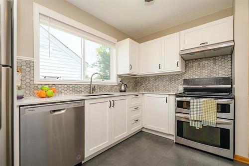 352 Belmont Ave, Winnipeg, MB - Indoor Photo Showing Kitchen With Upgraded Kitchen