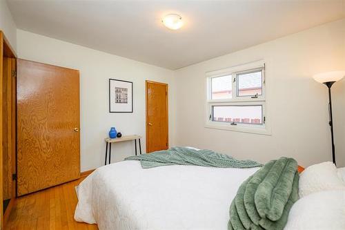 352 Belmont Ave, Winnipeg, MB - Indoor Photo Showing Bedroom