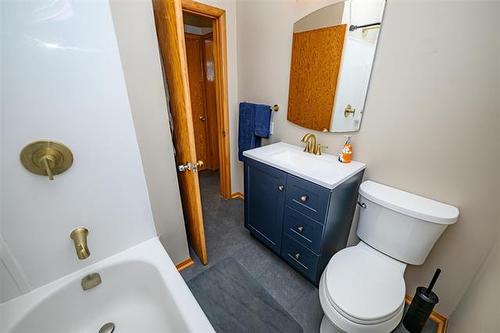 352 Belmont Ave, Winnipeg, MB - Indoor Photo Showing Bathroom