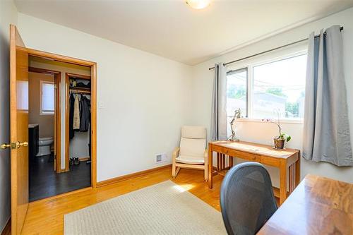 352 Belmont Ave, Winnipeg, MB - Indoor Photo Showing Office